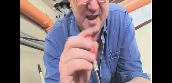 In der Werkstatt dem Hausmeister geil und heftig einen geblasen